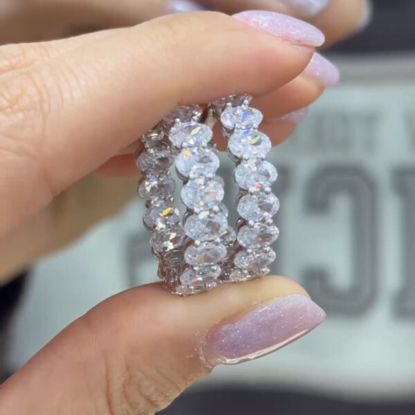 Oval taşlı ithal küpe